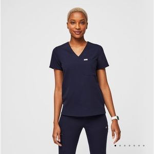 Figs navy blue scrub set: one pocket top, basic scrub pants